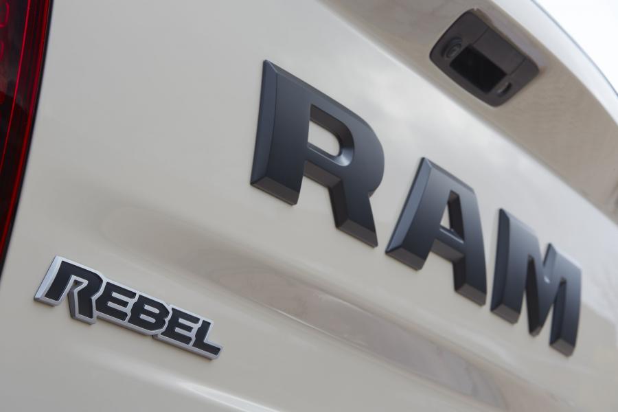 Логотип Dodge Ram 1500 Rebel Mojave Sand 2016 года  (фото 5 из 6)